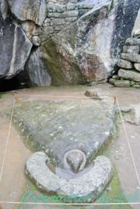 หินที่เชื่อว่าถูกสลักให้เป็นรูปแร้งคอนดอร์ หนึ่งในสัตว์ศักดิ์สิทธิ์ในตำนานของชาวอินคา ซ่อนตัวอยู่ในมุมหนึ่งของมาชูปิกชู